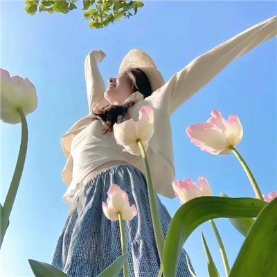 庭院里的女人